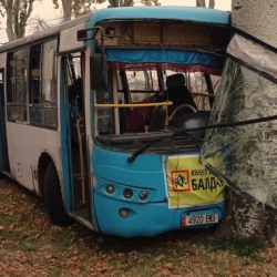 ВИДЕО - Бишкекте эл ташыган автобус бакты сүзүп, жүргүнчүлөр жабыркады