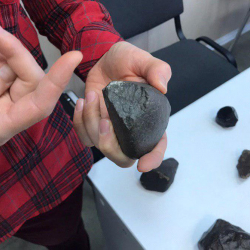 Испанияда метеориттин бөлүкчөсү сатылып жатканда колго түшүрүлдү