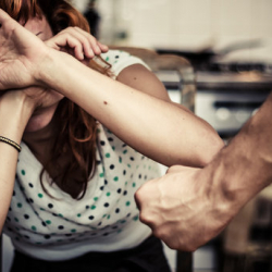 Тажик аялдарынын 72 пайызы зордук-зомбулукка туруштук берүүгө милдеттүүбү?