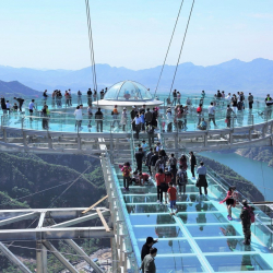 ВИДЕО - Хрустальные смотровые площадки на юго-западе Китая привлекают все больше туристов