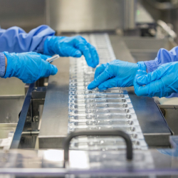 Канаданын Британ Колумбиясында вакцина албаган 3 миңден ашуун дарыгер кызматтан кетти