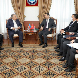 СҮРӨТ - Министр Казакбаев Азербайжан элчисинен ишеним кагаздарынын көчүрмөсүн кабыл алды
