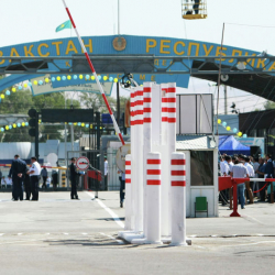 Казакстан кыргыз жарандары үчүн чек араны ачуу маселесин карайт