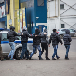 Москва полициясы мигранттарды текшерип, бир нечесин кармап кетти