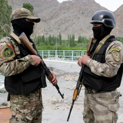 Очередной конфликт на границе. В Баткене люди в военной форме закидали камнями пограничников Кыргызстана