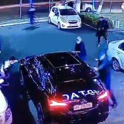 ВИДЕО - Ташкендин чок ортосунда белгилсиз адамдар бир-бирине бычак менен кол салды