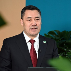 Президент журналисттерди өлкөнүн аброюн көтөрүүгө чакырды