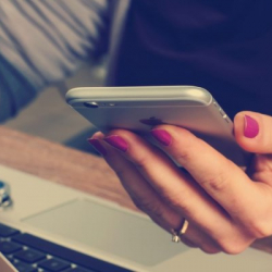 Кыргызстандыктар телефон жана интернет үчүн канча акча төлөөрү эсептелди