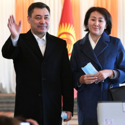 Президенттин өкүлү С.Жапаровдун жубайы партиялардын бирин каржылап жатат деген маалыматка жооп берди