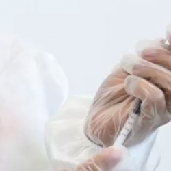 Глава Pfizer заявил о возможной ежегодной ревакцинации людей от ковида