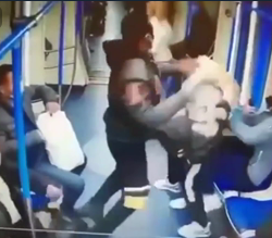 ВИДЕО - Москвадагы метродо кыргызстандык жигит африкалык жаран менен мушташа кеткен