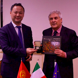 Министр Казакбаев Италияда Соода жана инвестициялар агенттигинин баш директору менен жолукту