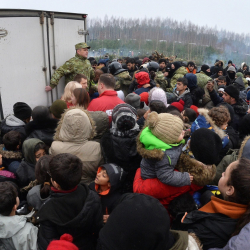 ВИДЕО - Беларустун чек арасында мигранттарга тамак таратуу учурунда башаламандык жаралды