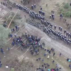 ВИДЕО - Мигранттар беларус-поляк чек арасындагы тосмону бузууга аракет кылышты