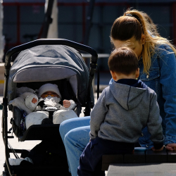 Жалгыз бой ата-энелерге аралыктан иштөөгө уруксат берүү каралууда