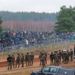 ВИДЕО - Польшанын чек арасынан өтүүгө аракет кылган мигранттарга каршы көздөн жаш агызчу газ колдонулду