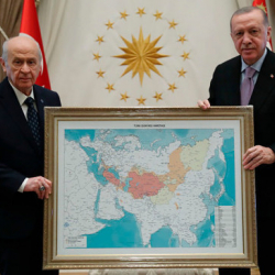ФОТО - Эрдогану вручили карту «Тюркского мира» с половиной территории России