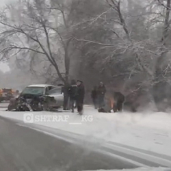 ВИДЕО - Бишкек - Торугарт жолунда эки унаа кагышып, бири өрттөнүп кетти. Каза болгондор бар