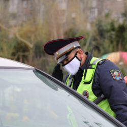 ВИДЕО - Бишкекте таксист инспекторду капотуна сүйрөп кетти