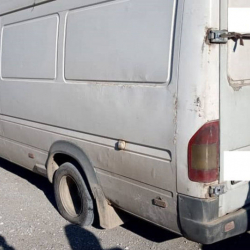 Тажикстанга момпосуй ташып бараткан унааны дөңгөлөккө атып токтотушту