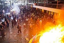 ВИДЕО - Столкновения с полицией из-за ковид-ограничений