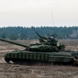 CIT: К границе с Украиной свозят военную технику 