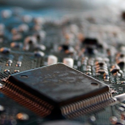 Когда решится проблема дефицита чипов — прогноз главного экономиста ЕАБР