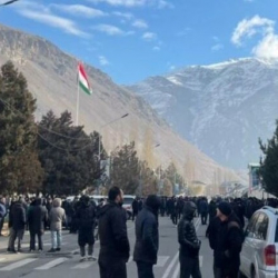 Протесты в Таджикистане: Глава ГБАО вышел к митингующим в Хороге. Он ранен