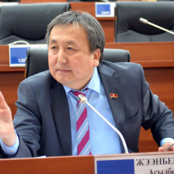 СҮРӨТ - Бүгүн талапкер эмес Асылбек Жээнбековду шайлаган да шайлоочу болду