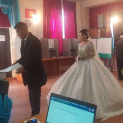 Фото дня. Молодожены пришли на избирательный участок в день своей свадьбы