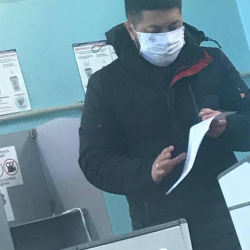 ФОТО - Люди с печатями на масках.  На один из участков в Бишкеке пришли меченые избиратели