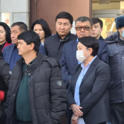 БШКнын төрайымы митингчилер менен жолугушууга чыкты