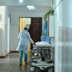 Жугуштуу оорулар ооруканасы COVID аныкталган бейтаптарды дарылоону токтотот