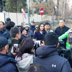 Текебаевдин тарапташтары УКМКнын алдына чогулду