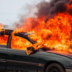 ВИДЕО - Түн оокумда эки унаа өрттөнүп кетти