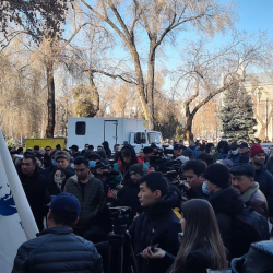 ТҮЗ ЭФИР - БШКнын алдына 100 чакты киши чогулду