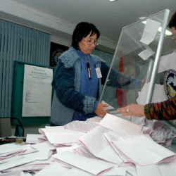 Бюллетендердин 90 пайызы саналып бүттү. Кайсы партия алдыда?