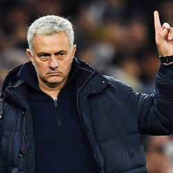 Фото - Жозе Моуринью надел узбекский чапан и тюбетейку