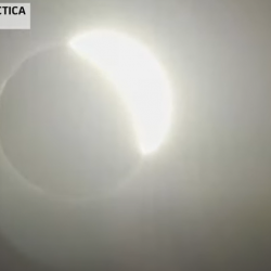 Антарктидада Күн тутулуп, айлананы караңгылык каптаган видео