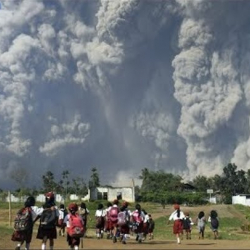 ВИДЕО - В Индонезии проснулся вулкан Семеру