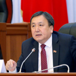 Шаардык сотто Асылбек Жээнбековдун бөгөт чарасы каралган жок