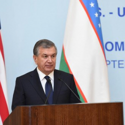 АКШ сенаторлору өлкө бийлигин адам укуктары боюнча Өзбекстанга кысым көрсөтүүгө чакырышты