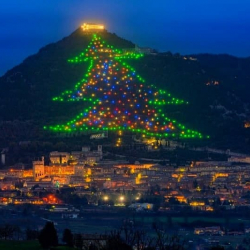 Европада дүйнөдөгү эң чоң Жаңы жылдык балатынын оту жанды