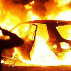 ВИДЕО - Боомдо тосмого урунган автоунаа өрттөнүп кетти