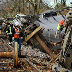 ВИДЕО - Спасательные бригады прочесывают местность после того, как торнадо пронеслись через центральную часть США