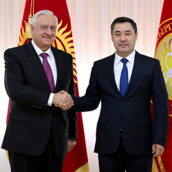 Садыр Жапаров ЕЭКтин башчысы менен жолукту