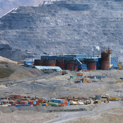 Кыргызстан Centerra компаниясын сотко берди