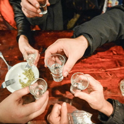 Ичимдик ичкендин эртеси кээ бирлер эмнеге ооруп калат?