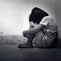 Бишкекте 9 жаштагы кыз атасы тарабынан зордукталып жүргөн