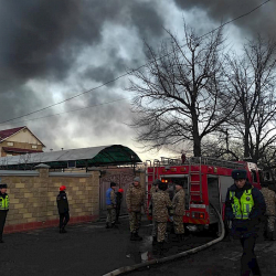 Бишкектеги күйүүчү май сактаган кампадагы өрт бала бакчаны каптаган